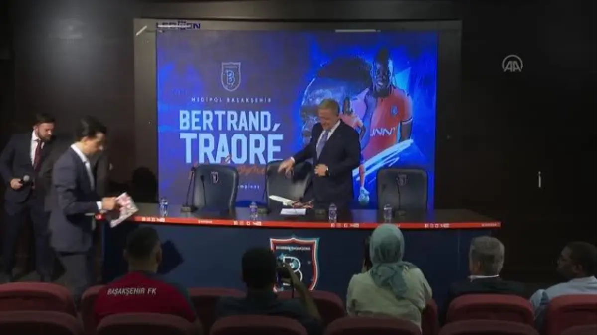 Medipol Başakşehir\'de yeni transfer Bertrand Traore için imza töreni düzenlendi