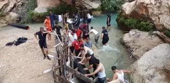 Mersin'de, Suriyeli çocuğun kayalıkta sıkışan cesedi çıkarılmaya çalışılıyor