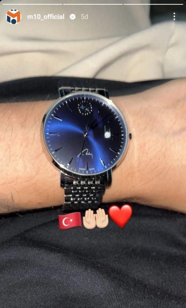 Mesut Özil, Cumhurbaşkanı Erdoğan'ın hediyesini Instagram hesabından paylaştı