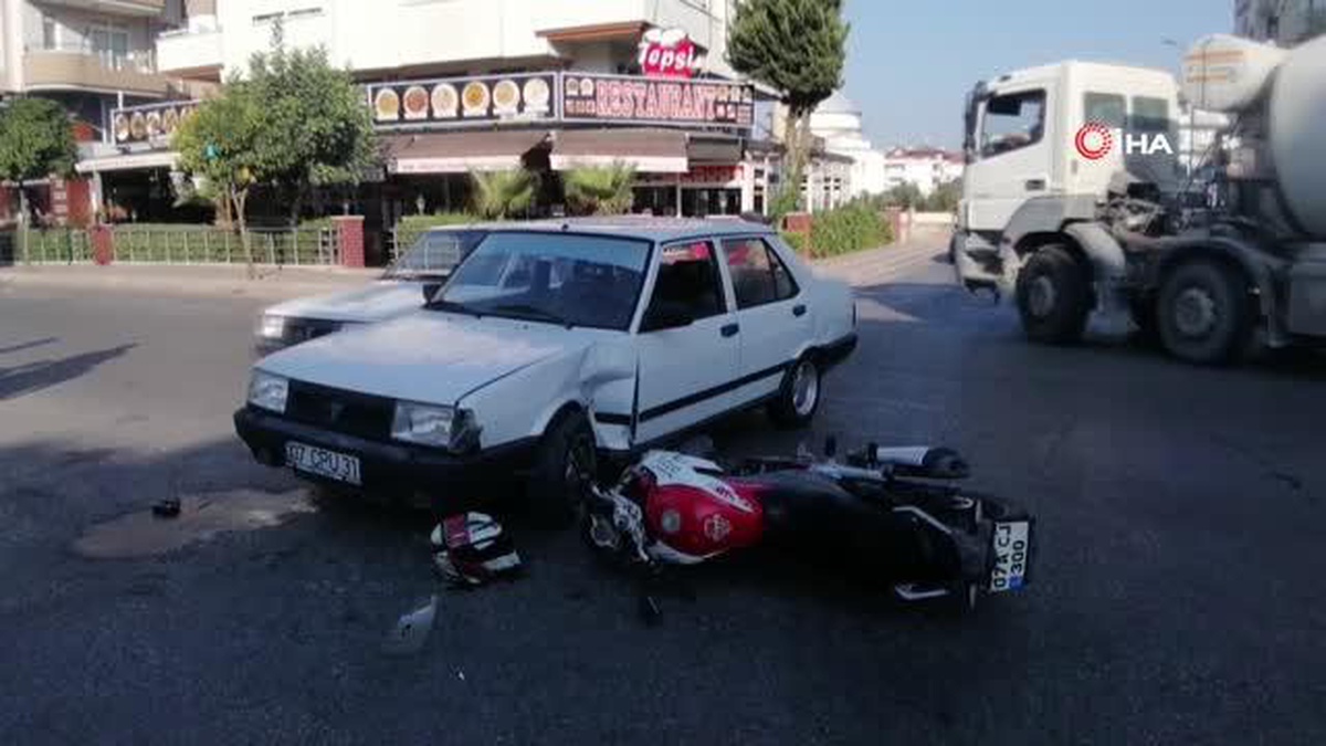 Motosiklet sürücüsü, başındaki kask sayesinde kazayı ucuz atlattı