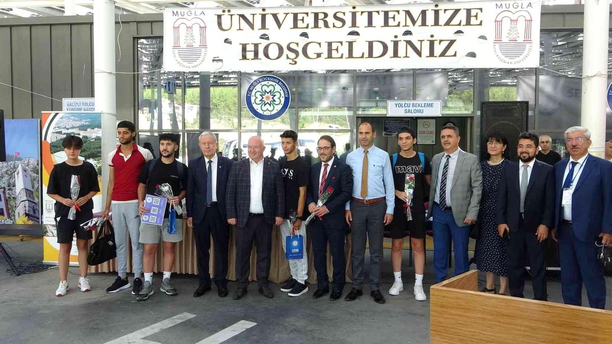 Muğla protokolü öğrencileri çiçeklerle karşıladı