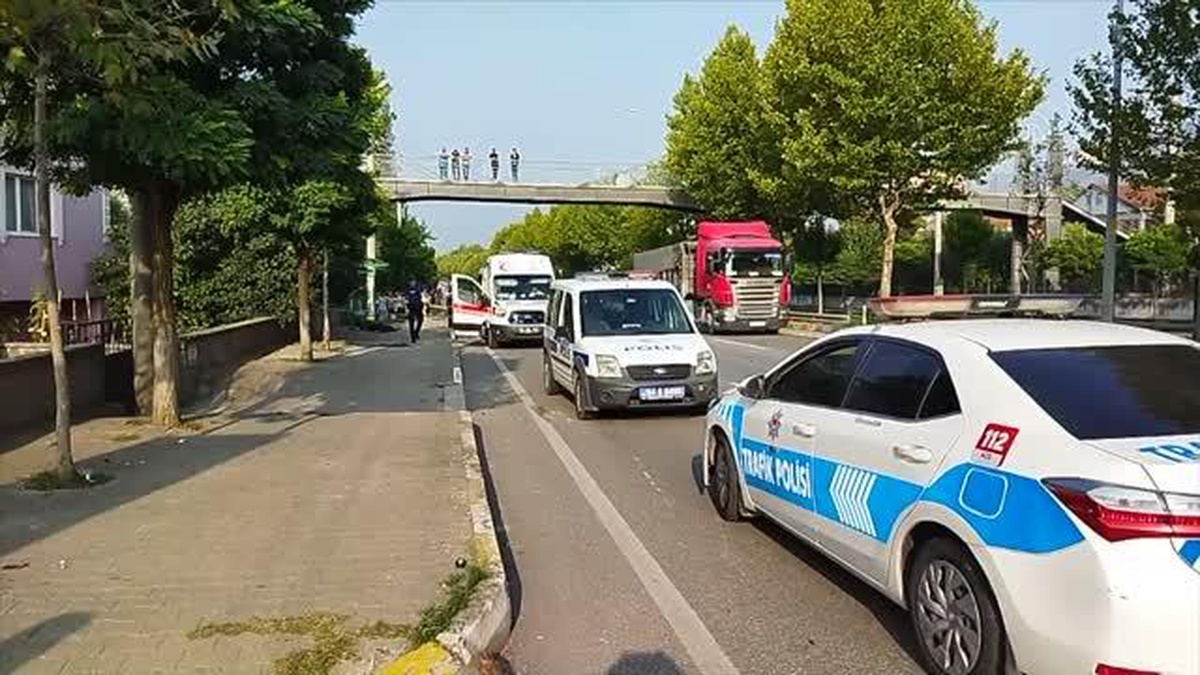 Sakarya\'da otomobilin durağa çarpması sonucu 1 kişi öldü, 3 kişi yaralandı