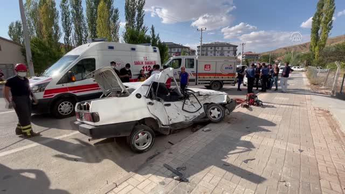 Aksaray\'da otomobilin kamyona çarpması sonucu 2 kişi öldü
