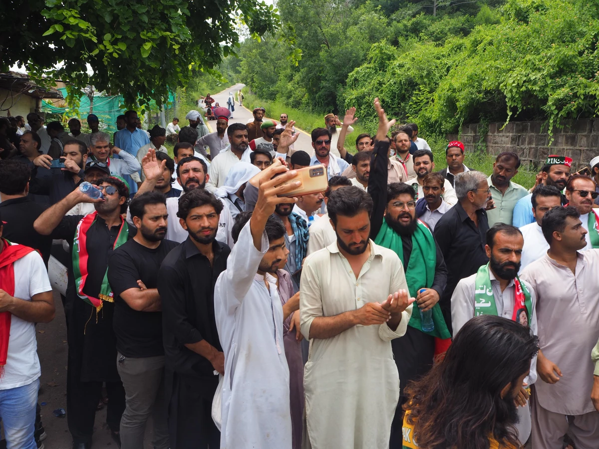 Pakistan\'da İmran Han\'ın destekçileri, gözaltı ihtimaline karşı protesto düzenledi