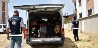 Polisten kaçtığı 10 kişilik minibüsünden 20 kaçak göçmen çıktı