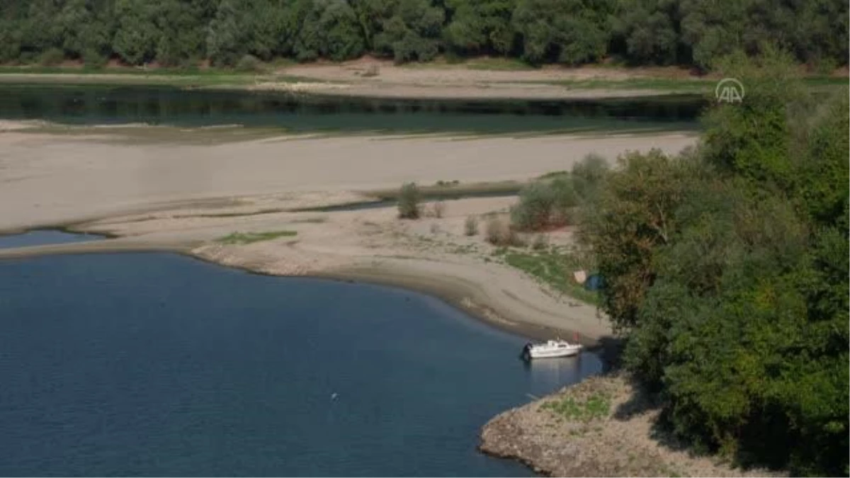 Romanya\'daki Tuna Nehri\'nde kuraklık nedeniyle su seviyesi düştü