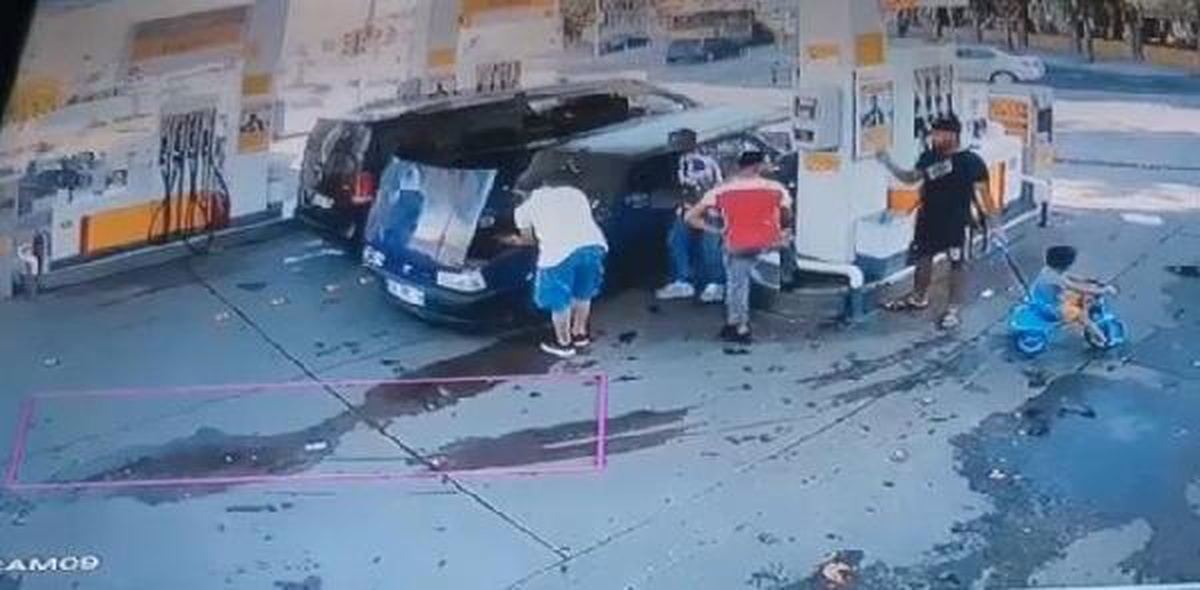 SARIYER\'DE AKARYAKIT İSTASYONUNDA OTOMOBİLİN ALEV ALDIĞI ANLAR KAMERADA