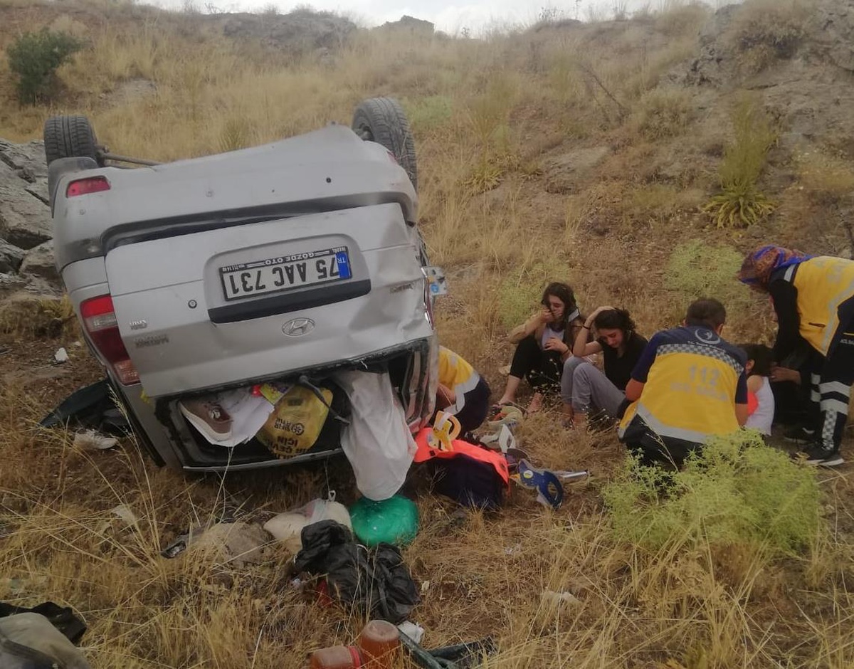 Sivas\'ta devrilen otomobildeki 5 kişi yaralandı