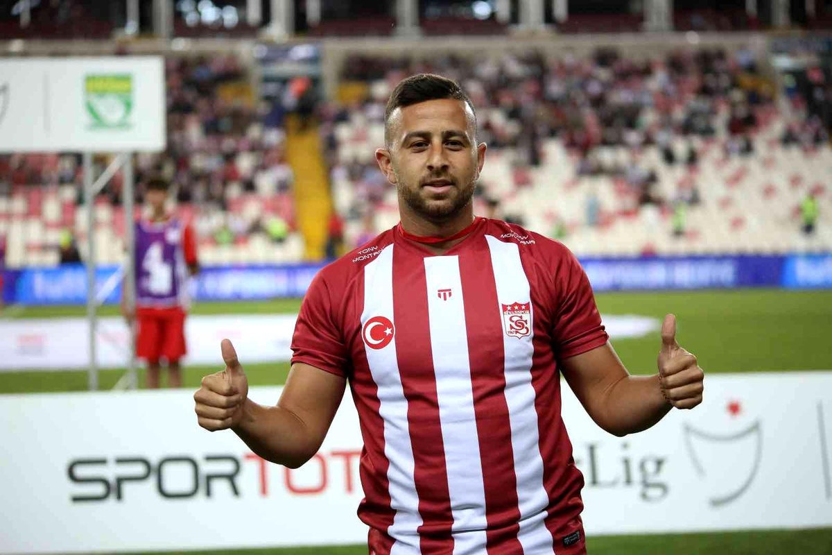Sivasspor\'un yeni transferi Dia Saba stadyumda taraftarı selamladı