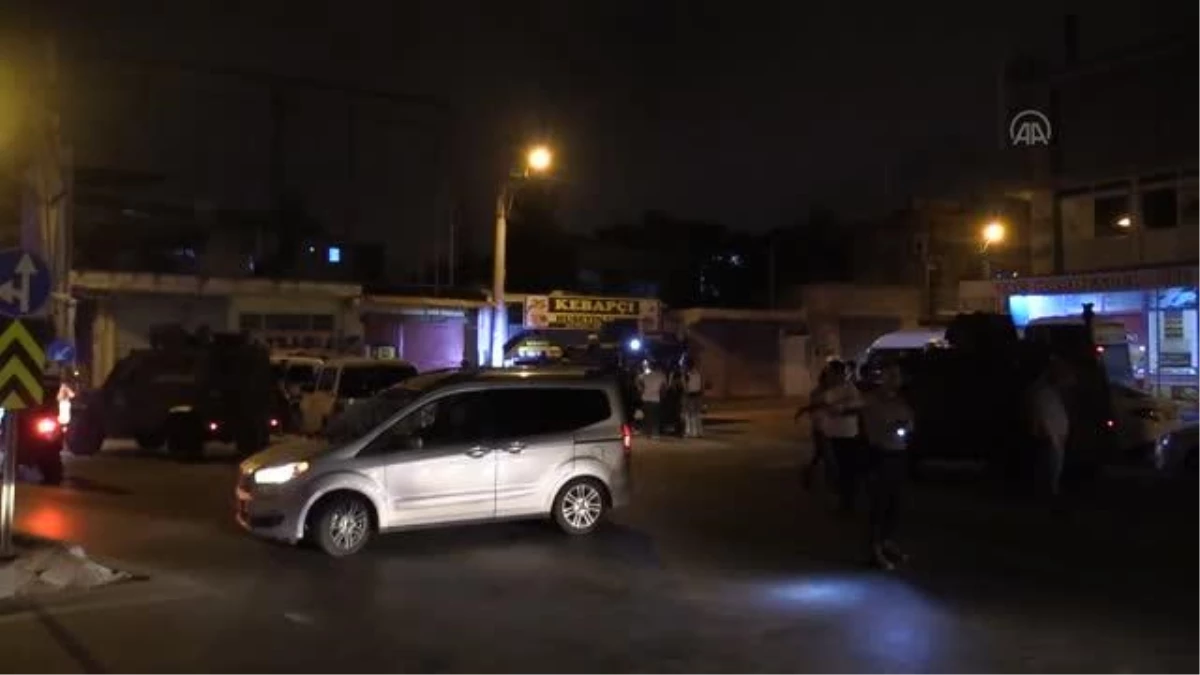 Adana\'da şüpheliyi gözaltına almak isteyen polis ekibine silahlı saldırı