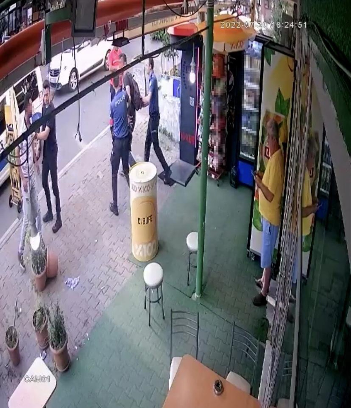 İstanbul\'da tabure, yumruk ve tekmelerin havada uçuştuğu kavga kamerada