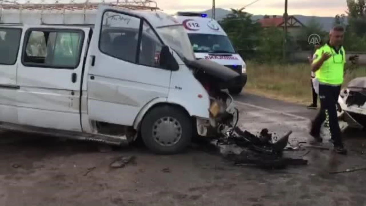 Amasya\'da tarım işçilerini taşıyan minibüs ile otomobilin çarpıştığı kazada 20 kişi yaralandı