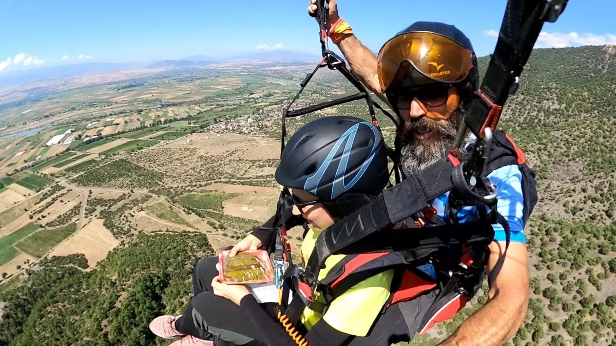 Tokat\'ta yamaç paraşütü yapan iki sporcu havada yaprak sarması yedi