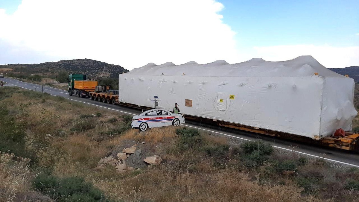 Uzun ve geniş araçlar için trafik durdu