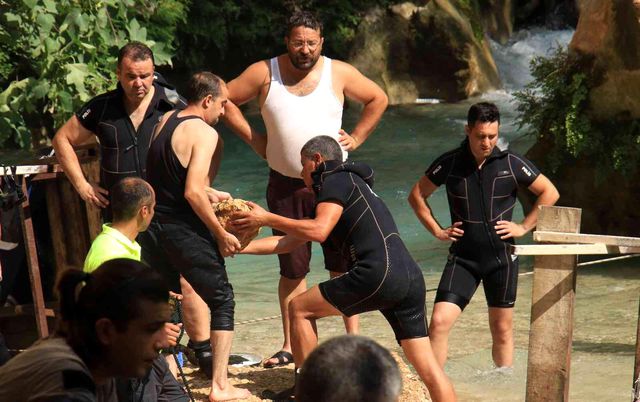Terliğinin peşine giden çocuk, 30 tonluk kayanın altında sıkışarak öldü! Cesedi hala içeride Terliğinin peşine giden çocuk, 30 tonluk kayanın altında sıkışarak öldü! Cesedi hala içeride
