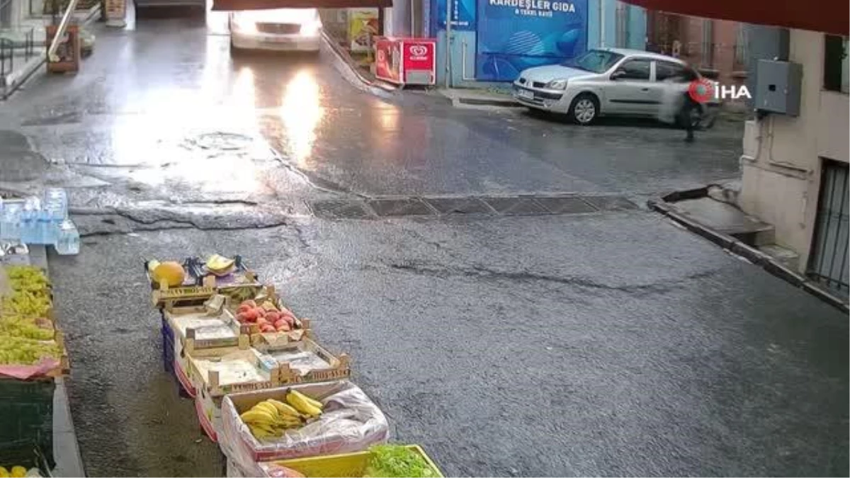 İstanbul\'da dehşet anları kamerada: Yağmurdan kaçarken ölümden döndü
