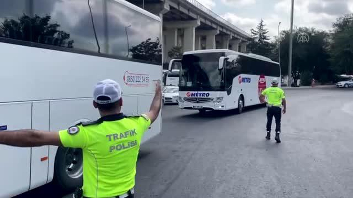 İstanbul\'da 15 Temmuz Demokrasi Otogarı\'ndaki yolcu otobüsleri denetlendi
