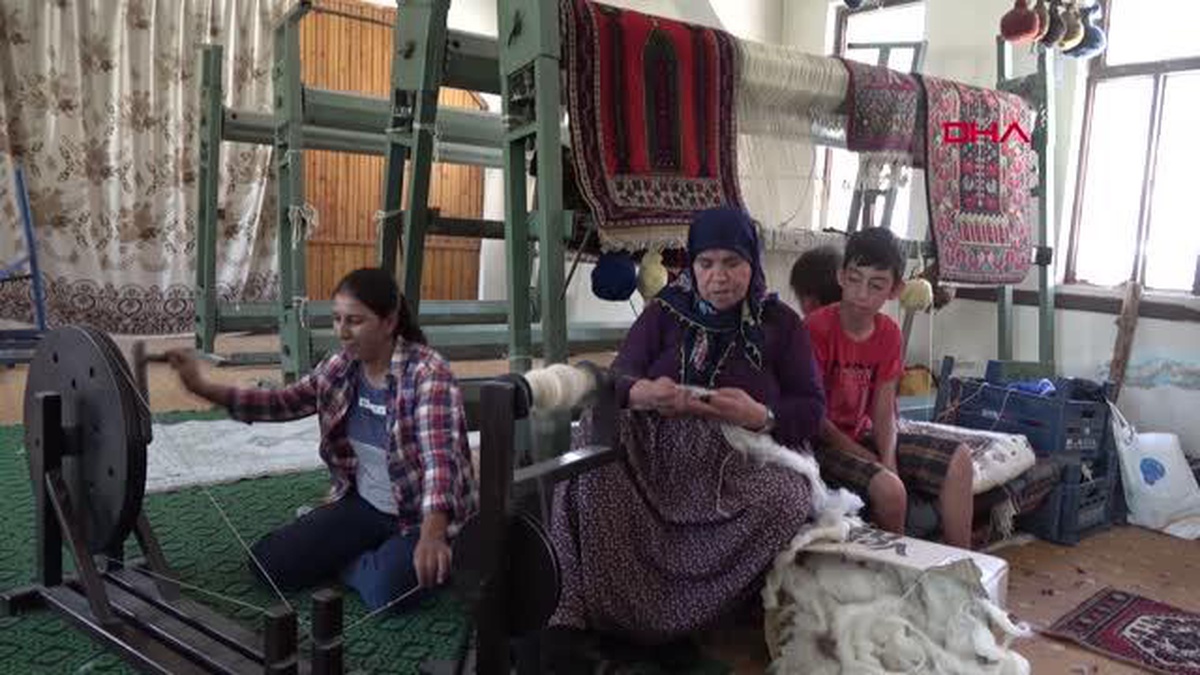 9 ÇOCUK ANNESİ, 58 YILDIR HAYATINI HALI DOKUYARAK KAZANIYOR