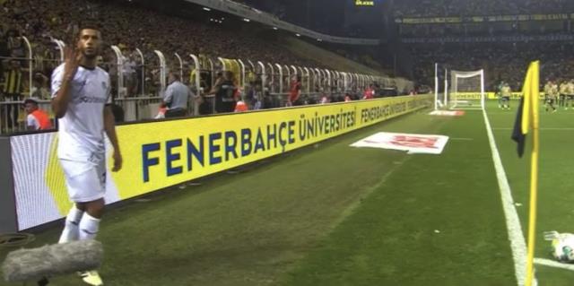 Adana Demirsporlu Belhanda'dan Kadıköy'de Fenerbahçe taraftarına olay hareket Adana Demirsporlu Belhanda'dan Kadıköy'de Fenerbahçe taraftarına olay hareket