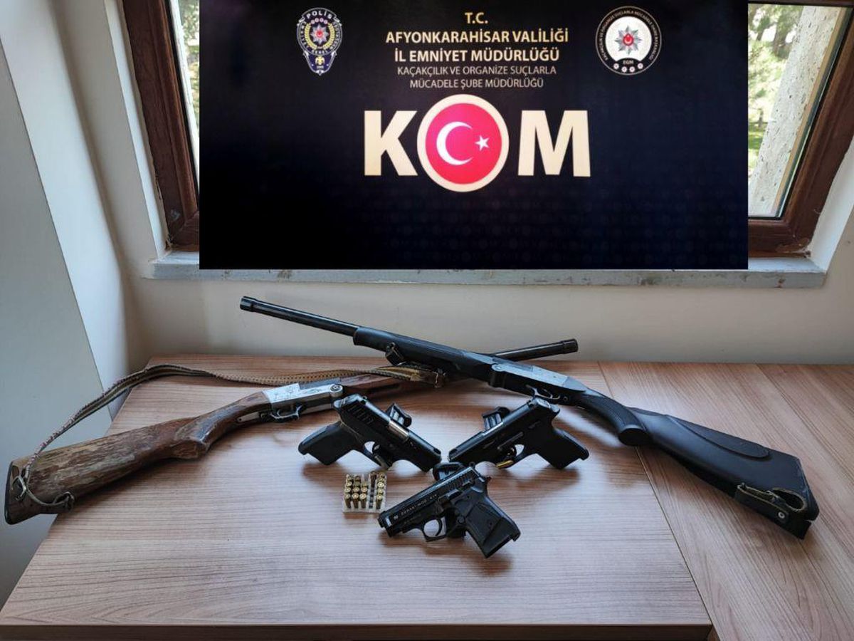 Afyonkarahisar\'da silah kaçakçılığı operasyonunda 5 şüpheli yakalandı