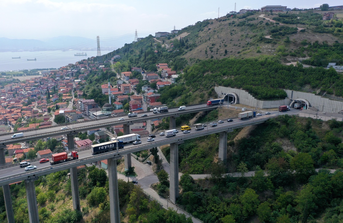 Anadolu Otoyolu\'nda trafik kazası ulaşımı aksattı