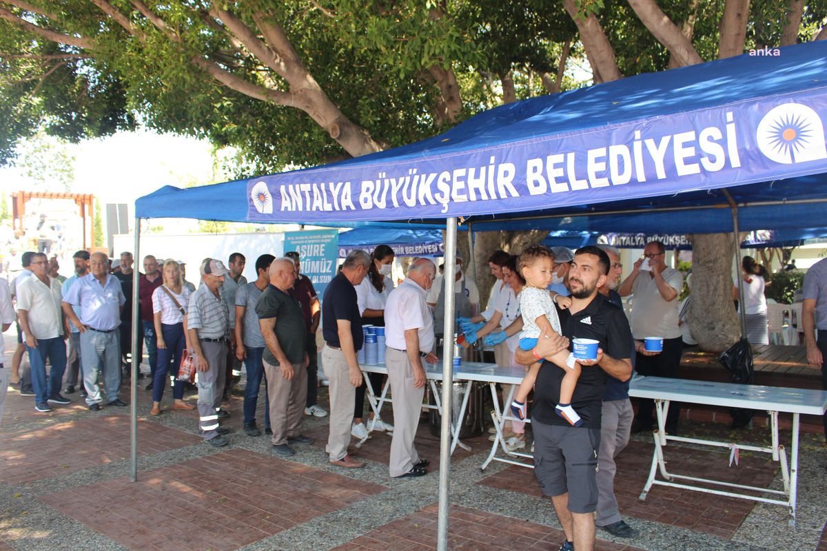 Antalya Büyükşehir Kent Genelinde Aşure İkramlarına Devam Ediyor