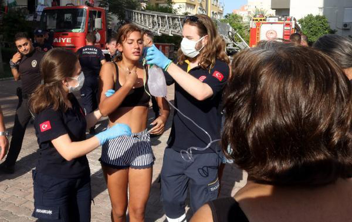 Antalya\'daki yangında Tuğsem ile 2 kedisi sepetli merdivenle kurtarıldı