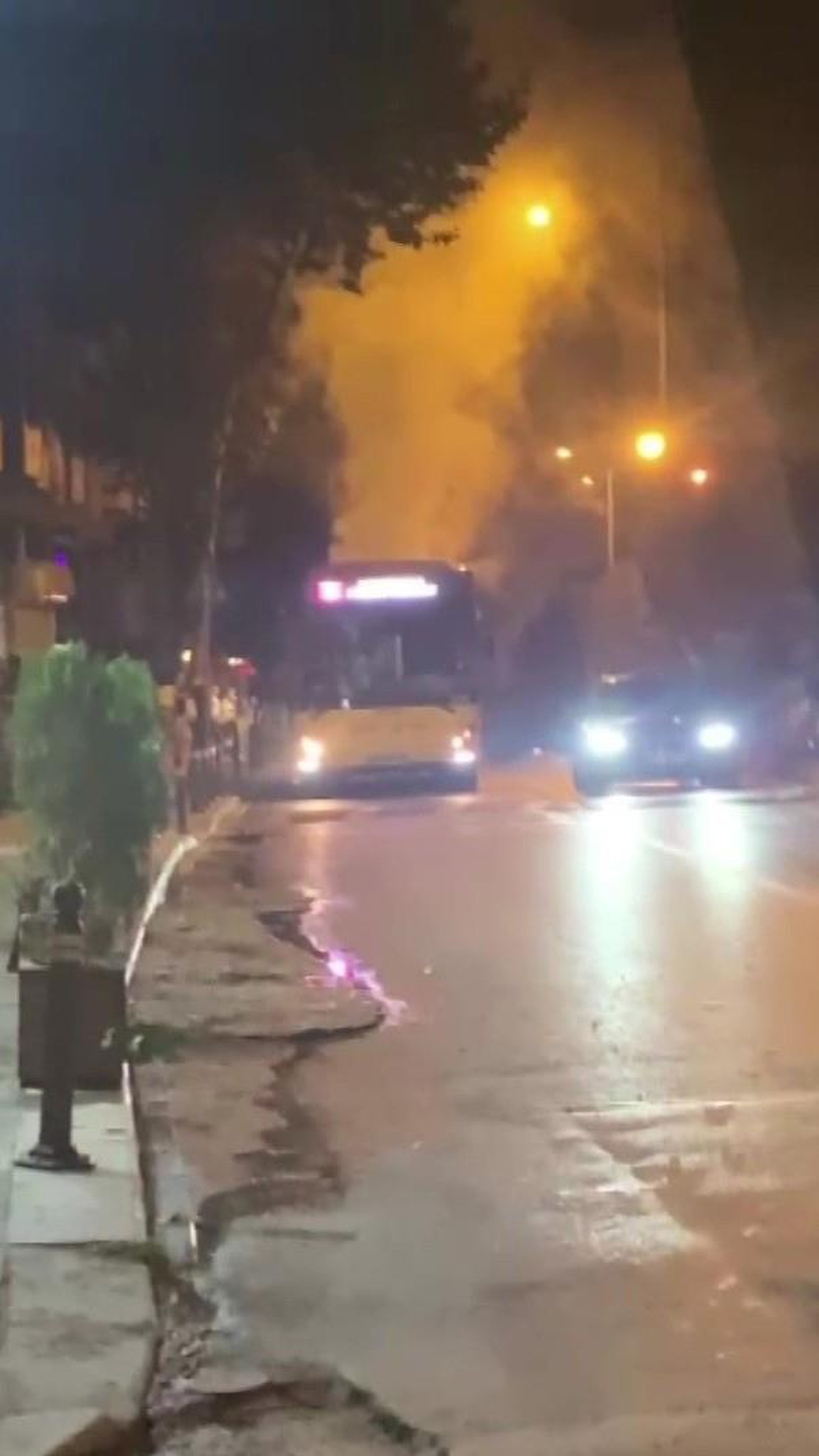 Pendik\'te arkasından dumanlar yükselen İETT otobüsü yolda kaldı