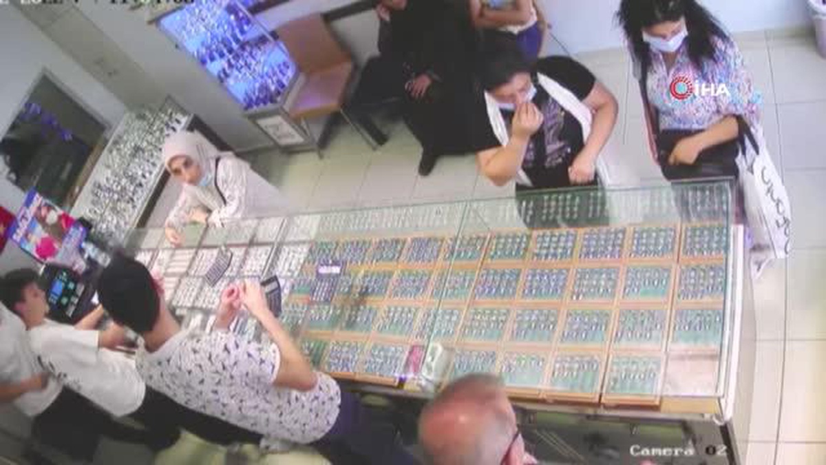 Arnavutköy\'de kuyumcuya giren kadınların tırnakçılık yöntemi ile hırsızlığı kameraya yansıdı