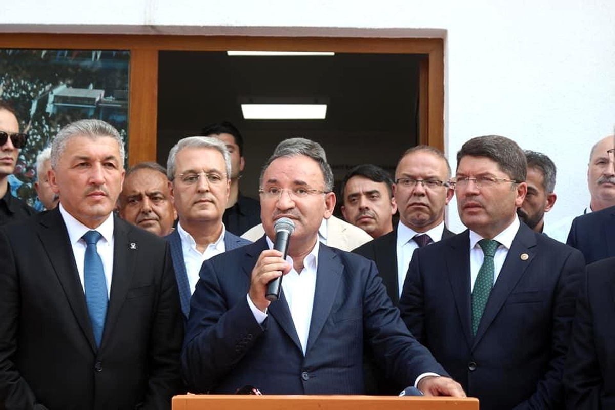 Bakan Bozdağ: "Kriz ve kaosun olduğu Türkiye vaat ediyorlar"