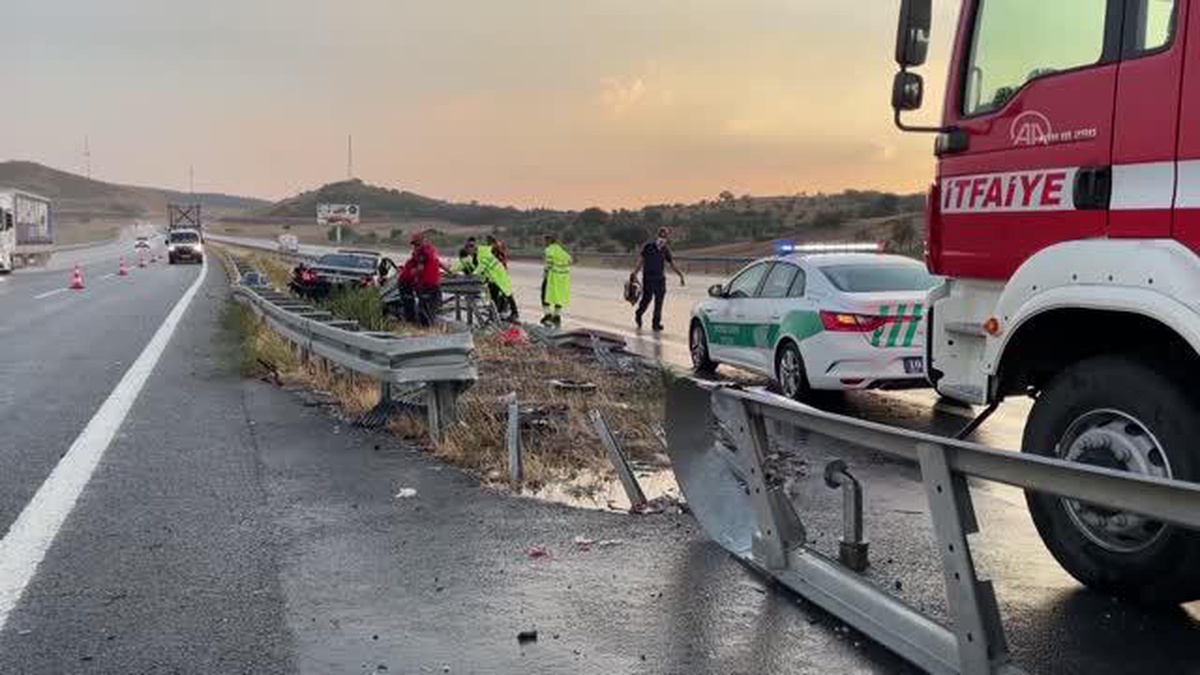 Balıkesir\'de tatil yolunda kaza geçiren çift öldü, iki çocukları yaralandı