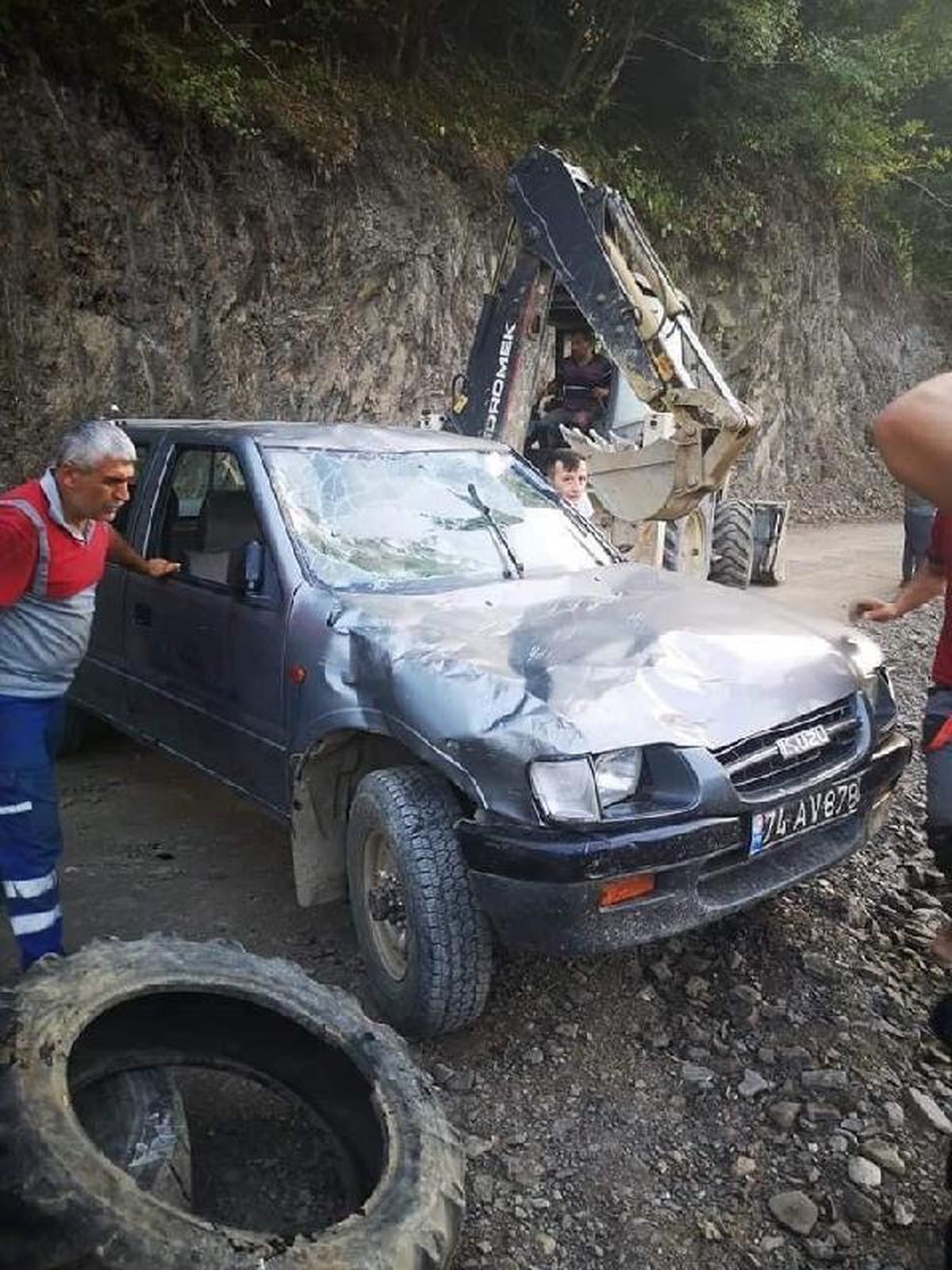 Bartın\'da Orman İşletme Şefliğine ait kamyonet devrildi: 3 yaralı