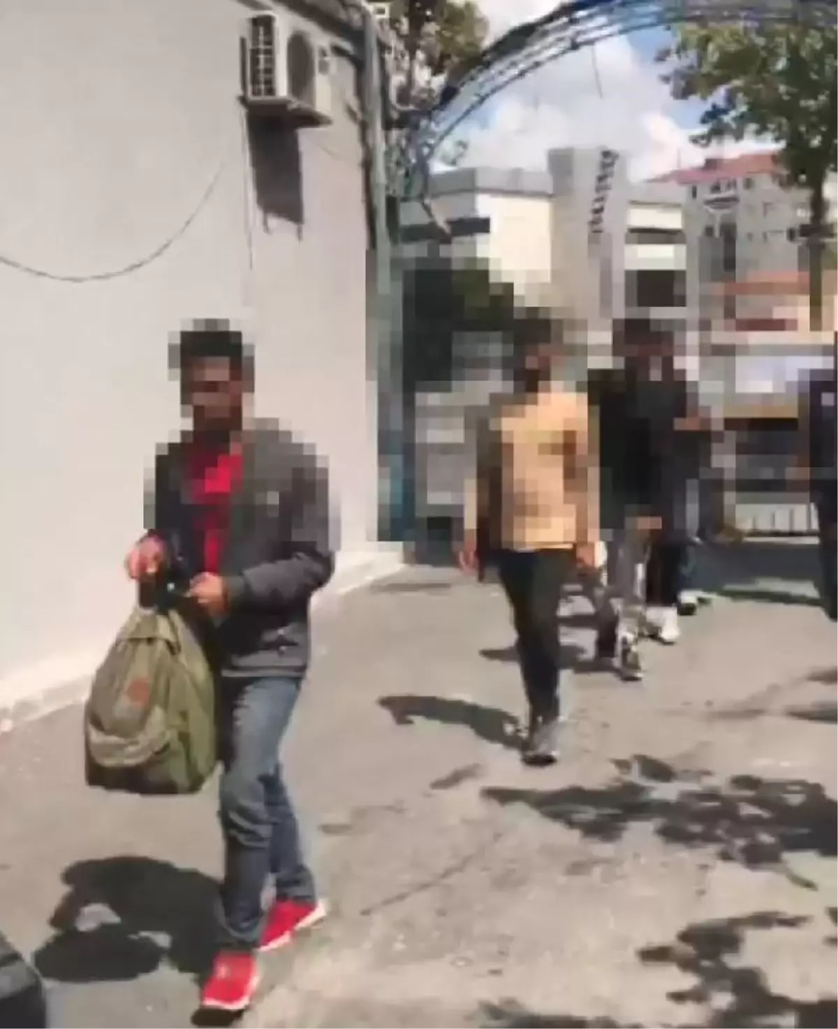 BAYRAMPAŞA'DA MEYVE VE SEBZE HALİNDEKİ MİNİBÜSTE 8 KAÇAK GÖÇMEN YAKALANDI