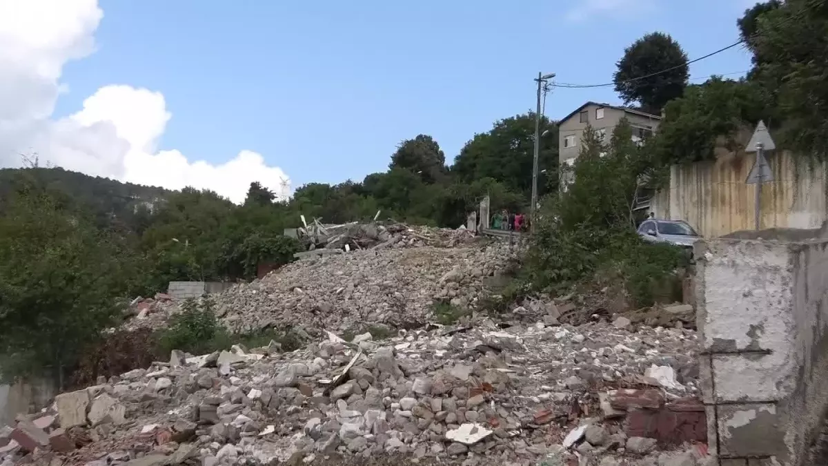 Beykoz\'da Evi Yıkılan Yurttaş, Molozların Üzerinde Gözyaşı Döktü: "Ben Nereye Gideceğim, Nereye Yatacağım? Bitirdiler Beni"