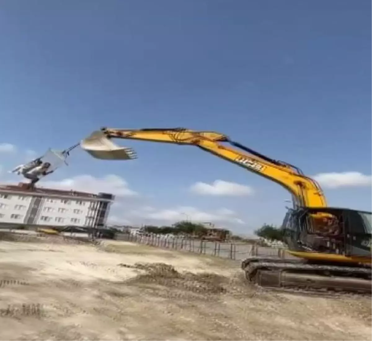 BEYLİKDÜZÜ\'NDE İŞÇİLERİN KEPÇEYLE TEHLİKELİ EĞLENCESİ