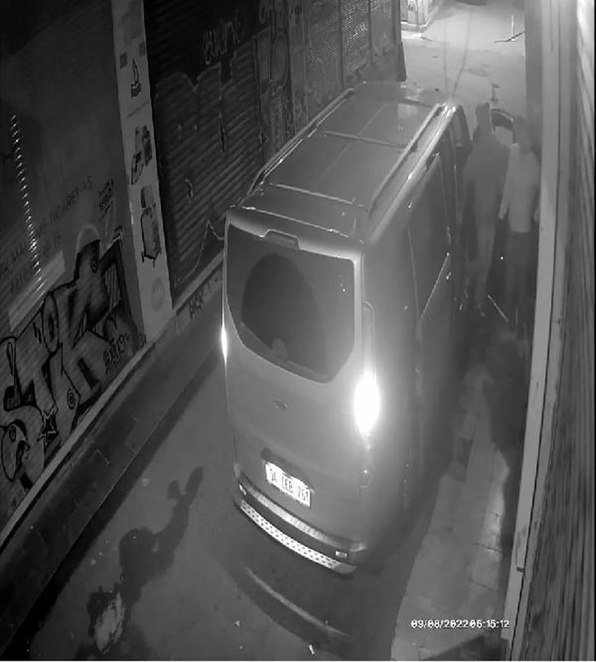 BEYOĞLU\'NDA PAHALI ÜRÜNLERİ SEÇEREK ÇALAN HIRSIZLAR KAMERADA