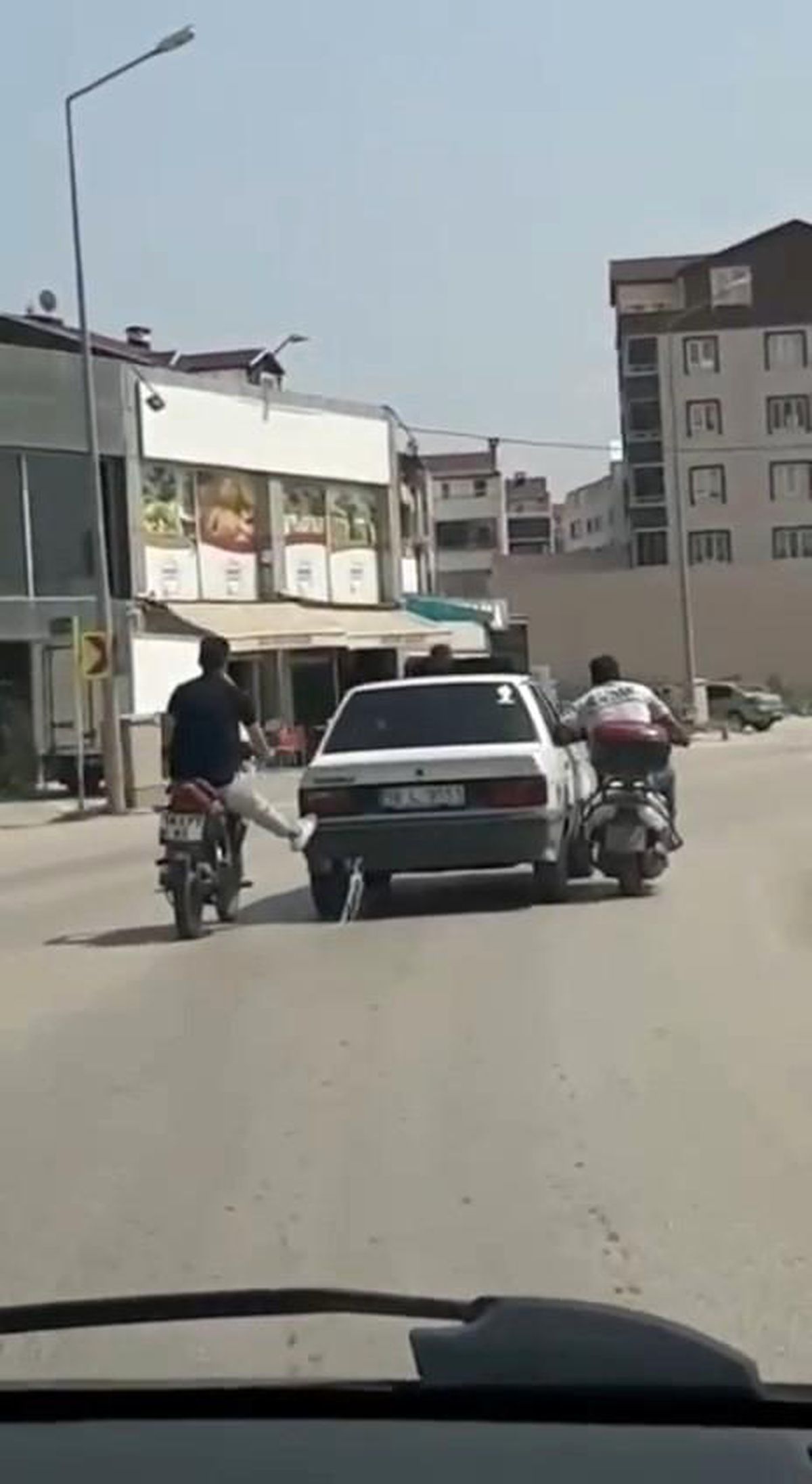Bursa\'da motosiklet sürücüleri yolda kalan otomobili ayaklarıyla ittiler