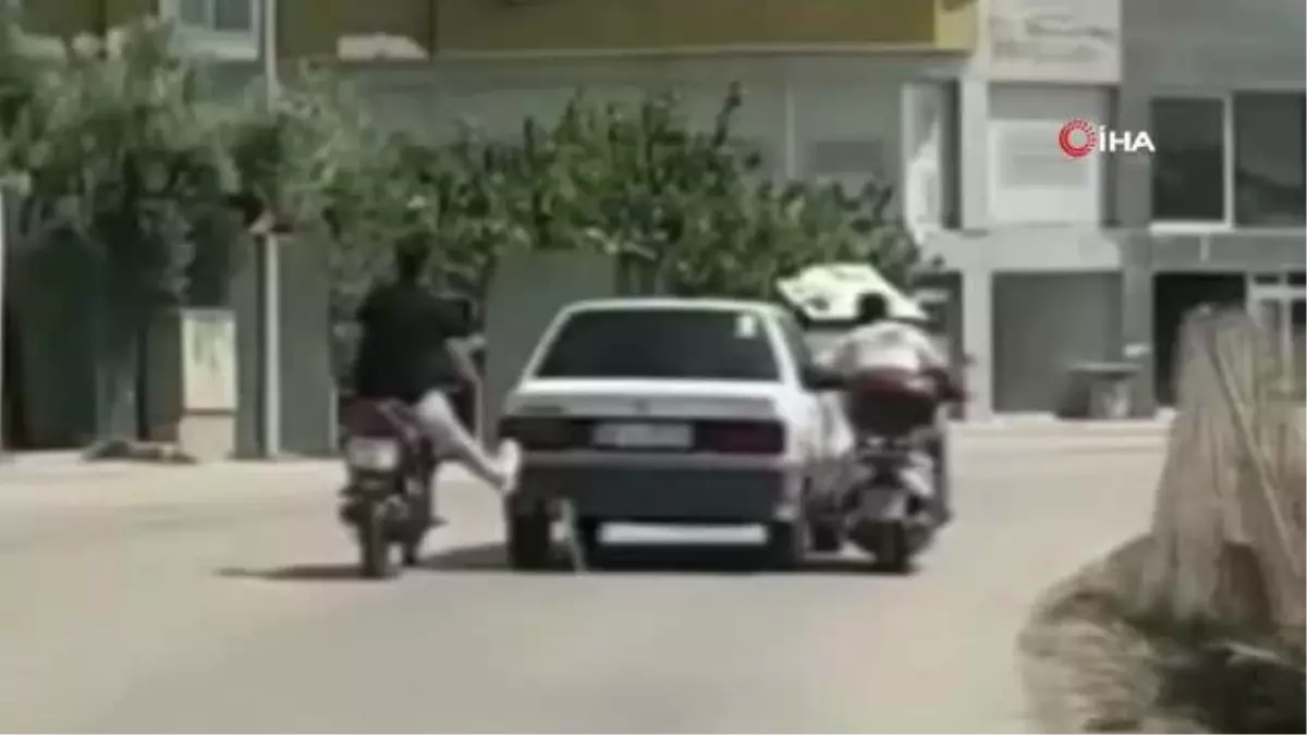Bursa'da motosiklet sürücüleri yolda kalan otomobili ayaklarıyla ittiler