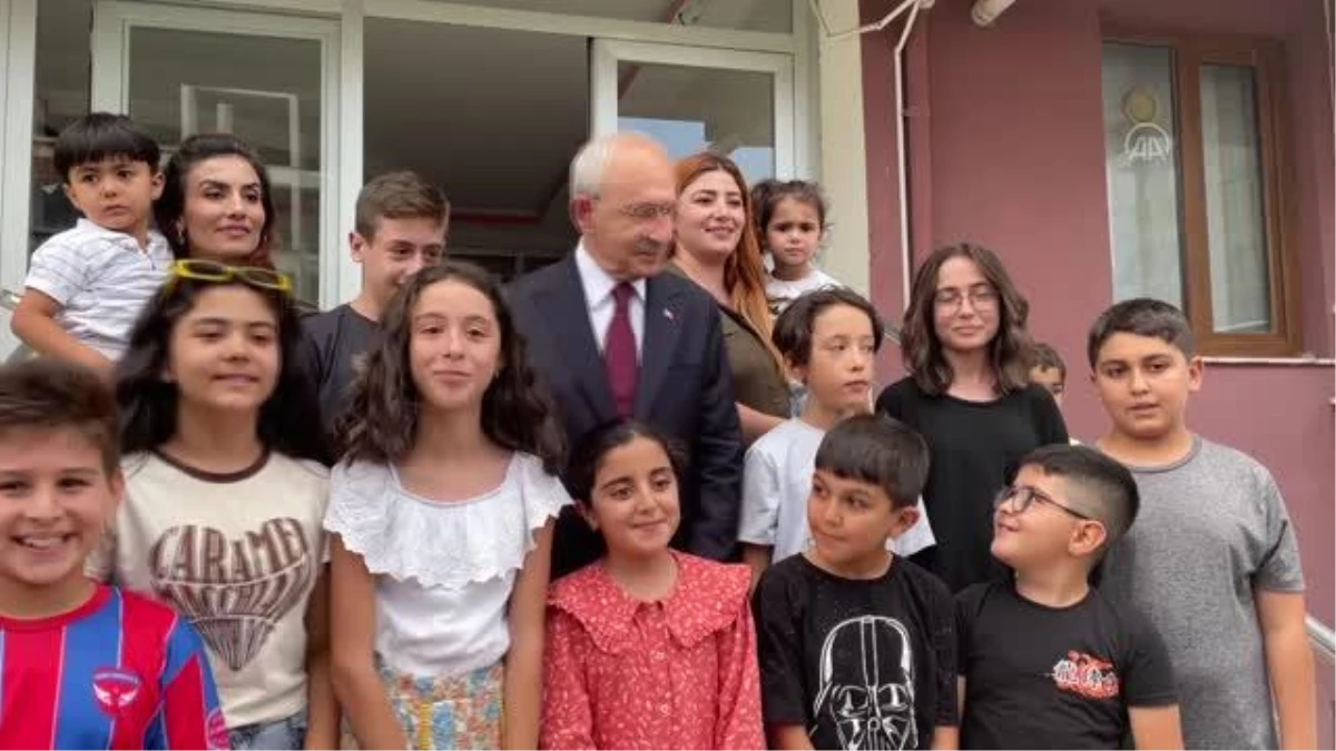 CHP Genel Başkanı Kılıçdaroğlu, YKS\'de Niğde\'de birinci olan öğrencilerle buluştu