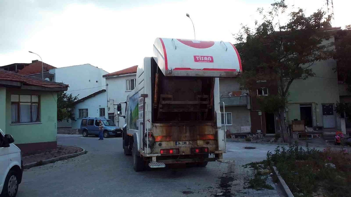 Çöp konteynerleri yıkanarak dezenfekte ediliyor