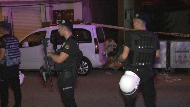 Esenyurt'ta 'çöp atma' kavgasında silahlar konuştu: 3 yaralı Esenyurt'ta 'çöp atma' kavgasında silahlar konuştu: 3 yaralı