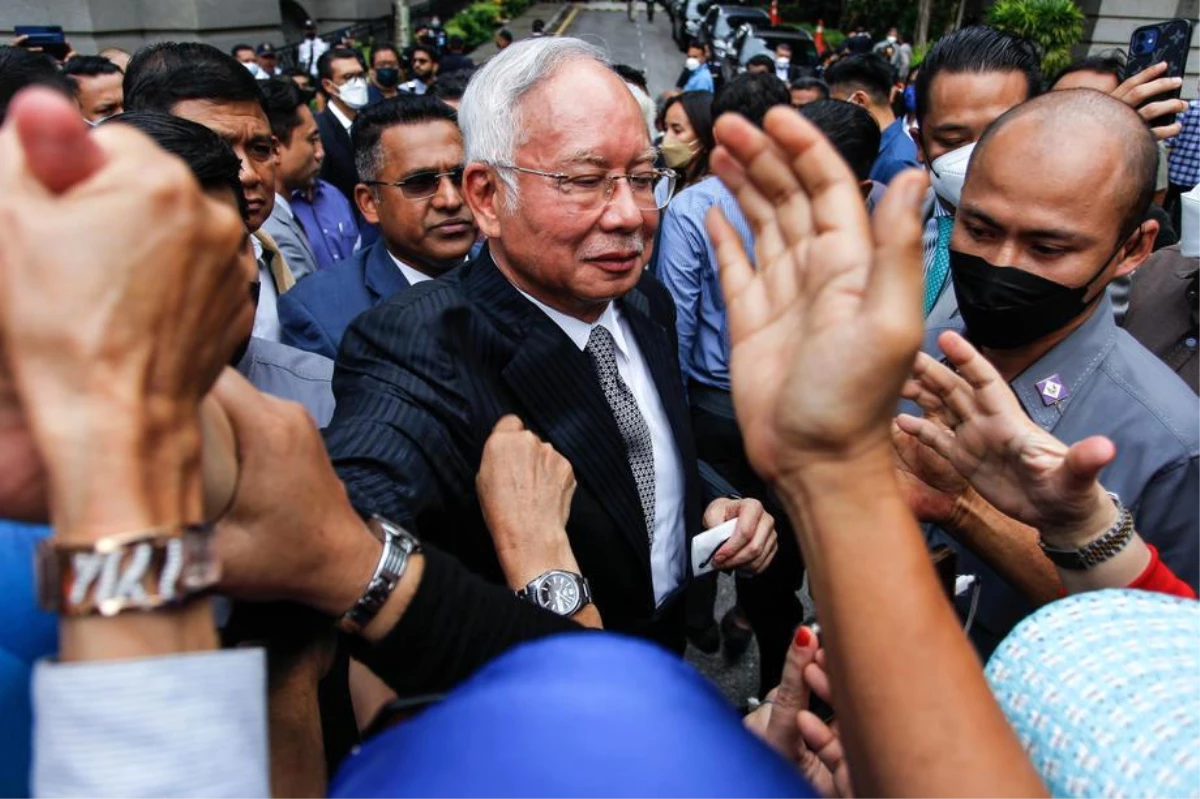 Eski Malezya Başbakanı Rezak\'a verilen 12 yıl hapis cezası onaylandı