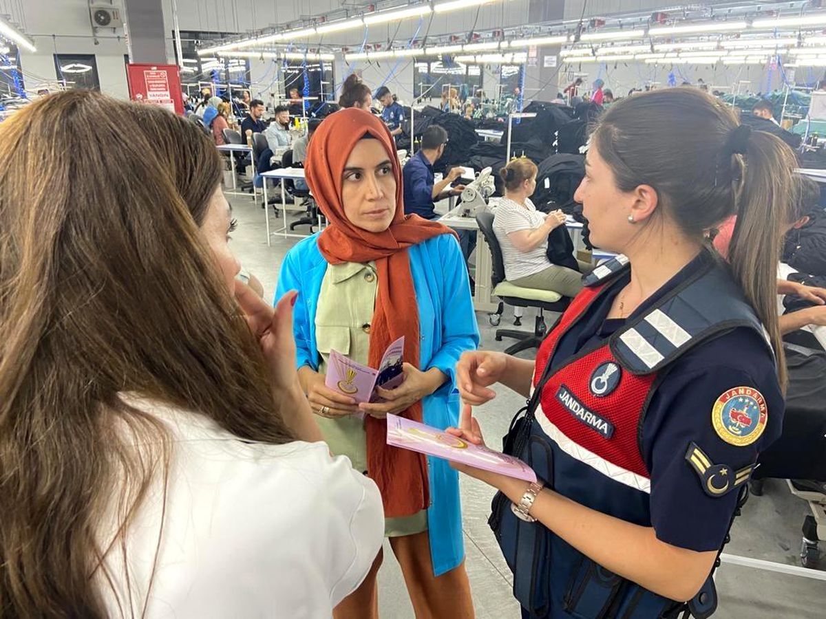 Fabrika çalışanlarına Kadına \'El Kalkamaz\' eğitimleri