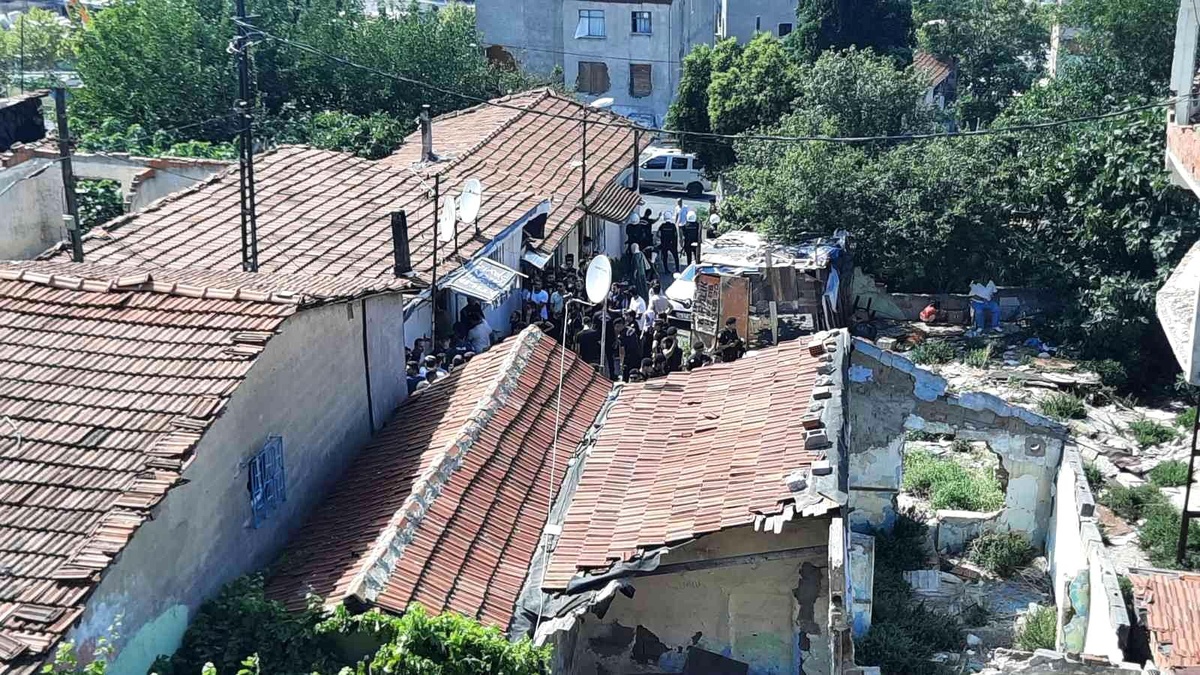 Hacıhüsrev\'deki vatandaşlar polis zoruyla tahliye ediliyor