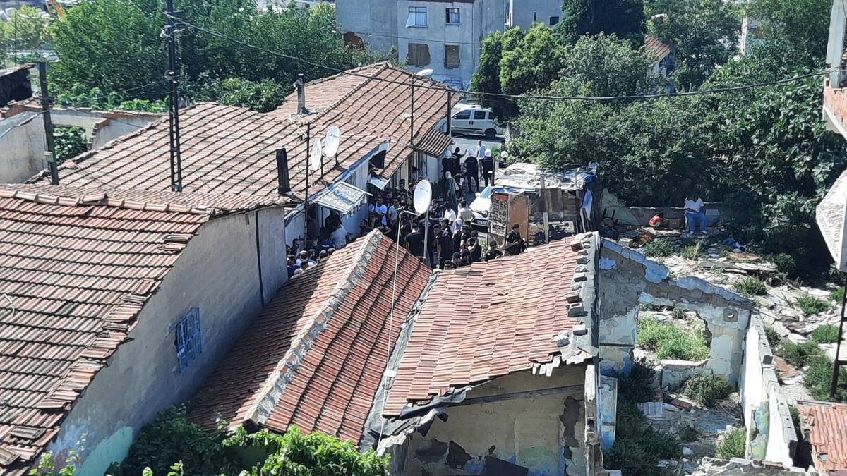 Hacıhüsrev\'deki vatandaşlar polis zoruyla tahliye ediliyor