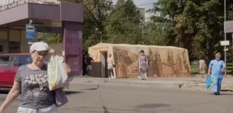 Harkiv'de otobüs duraklarının yanına sığınak inşa edildi