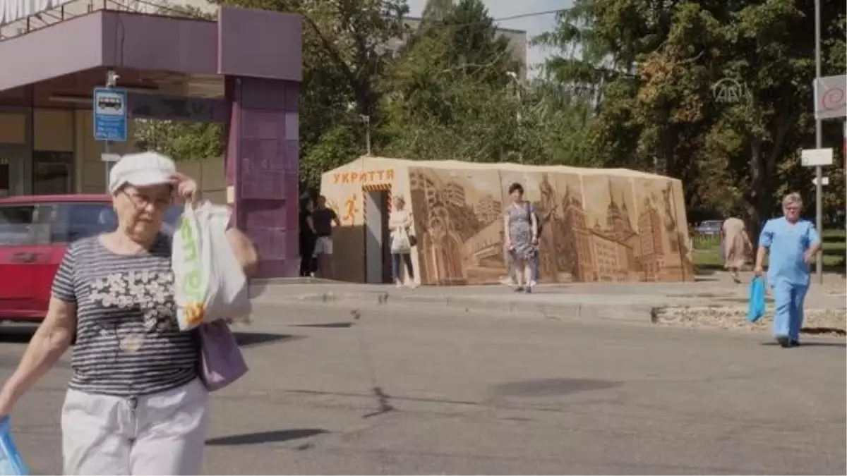 Harkiv'de otobüs duraklarının yanına sığınak inşa edildi