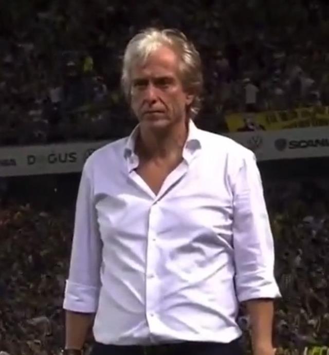 Herkes, Fenerbahçe'nin 4. golünden sonra Jorge Jesus'un rakip kulübeye hareketini konuşuyor Herkes, Fenerbahçe'nin 4. golünden sonra Jorge Jesus'un rakip kulübeye hareketini konuşuyor