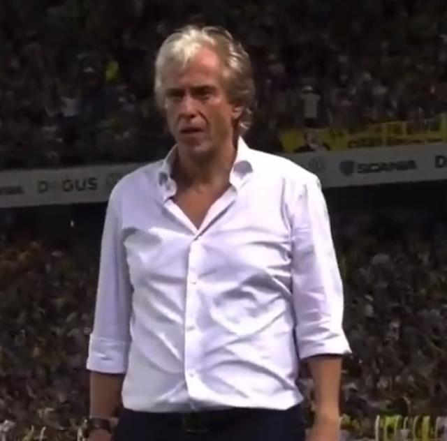 Herkes, Fenerbahçe'nin 4. golünden sonra Jorge Jesus'un rakip kulübeye hareketini konuşuyor Herkes, Fenerbahçe'nin 4. golünden sonra Jorge Jesus'un rakip kulübeye hareketini konuşuyor