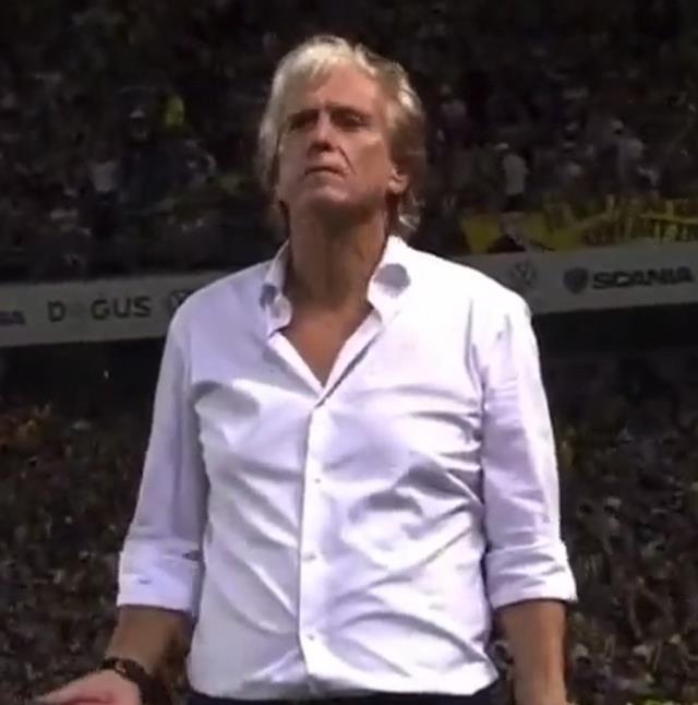 Herkes, Fenerbahçe'nin 4. golünden sonra Jorge Jesus'un rakip kulübeye hareketini konuşuyor Herkes, Fenerbahçe'nin 4. golünden sonra Jorge Jesus'un rakip kulübeye hareketini konuşuyor